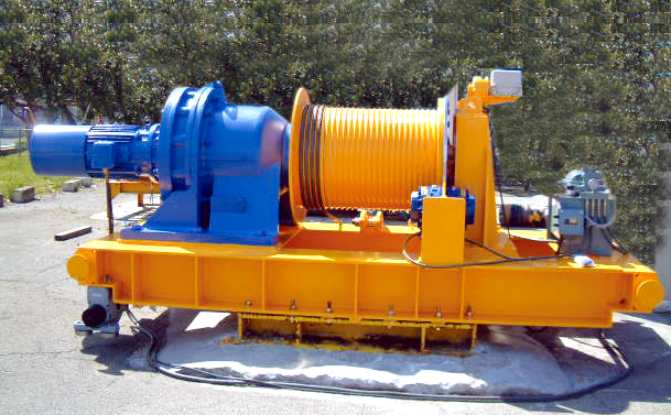 Winch with emergency drum brakes
